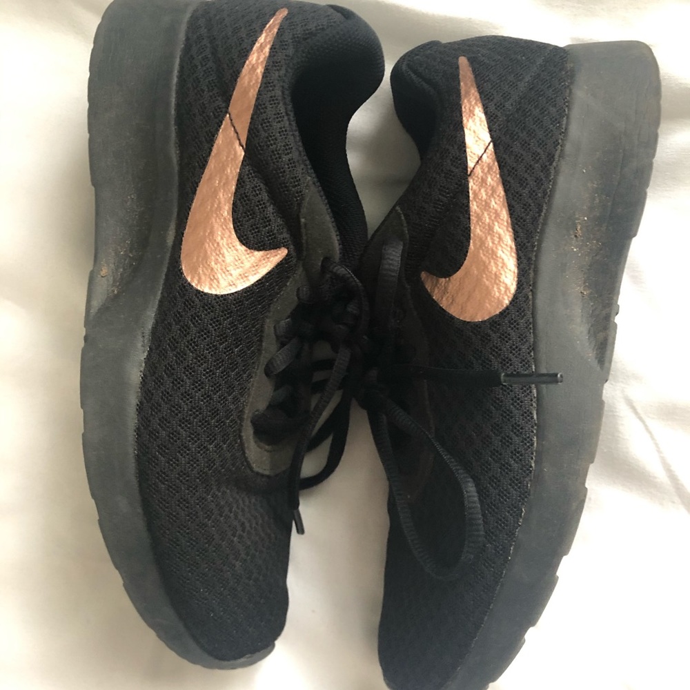EUC Woman’s Nike size 6